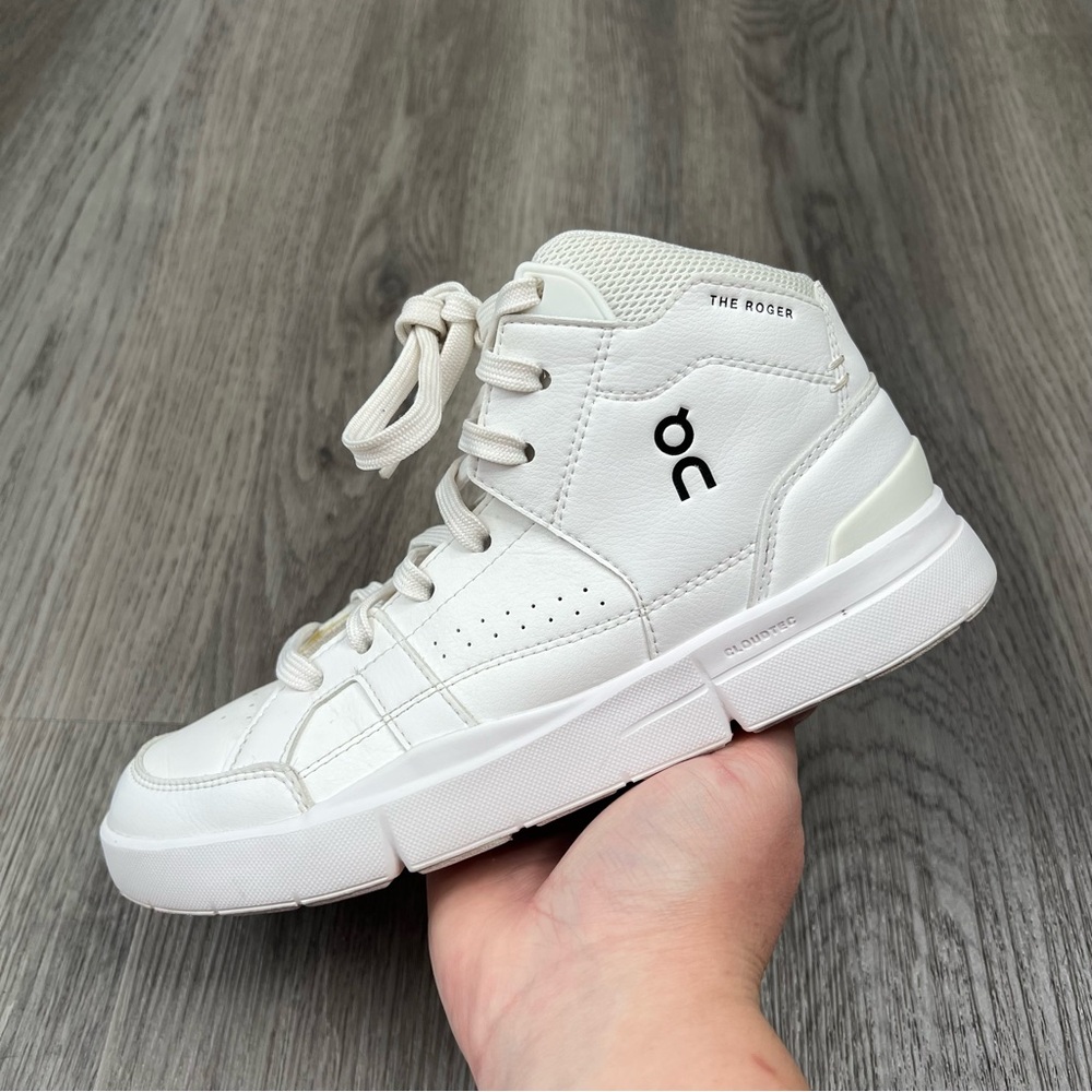 On The Roger Clubhouse Mid Womens Size 6 White Athletic Leather Shoes Sneakers